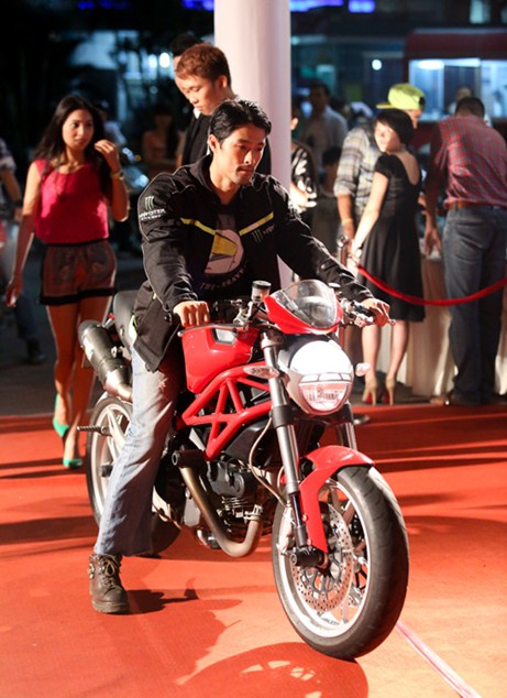 Cưỡi chiếc Ducati có giá gần 30.000 USD lướt trên thảm đỏ của buổi ra mắt phim nhưng nam diễn viên của dòng phim hành động lại để người tình ngoài cổng khiến cô phải chạy theo anh.