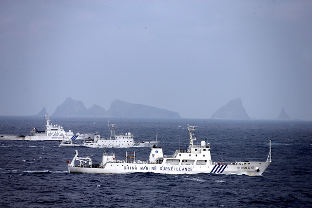 Hai tàu của lực lượng Bảo vệ Bờ biển Nhật Bản (phía trong) 