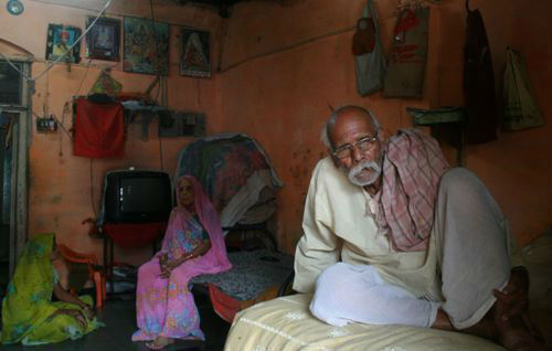 Bệnh nhân Niranjan Lal Pathak (70 tuổi) đi chữa bệnh tim rồi bị mất trí vì những tác dụng phụ của thuốc Atopaxar