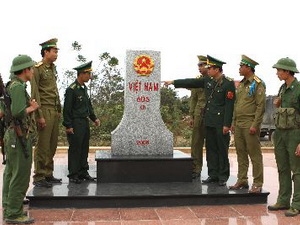 Lực lượng vũ trang hai nước phối hợp bảo vệ cột mốc biên giới 605 trên biên giới Việt-Lào.