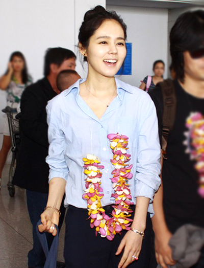 Chiều 10/7, nữ diễn viên nổi tiếng xứ Hàn Han Ga In đã hạ cánh xuống sân bay Tân Sơn Nhất. 