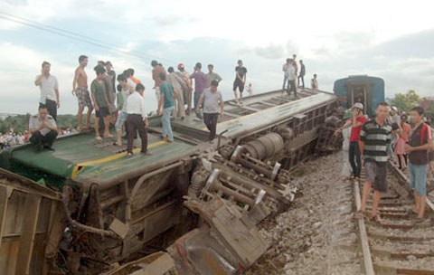 Hiện trường vụ tai nạn làm 3 toa tàu Hà Nội - Hải Phòng bật khỏi đường ray. 
