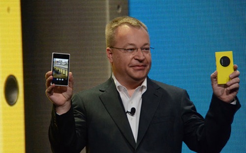Giám đốc điều hành Nokia, ông Stephen Elop, giới thiệu chiếc Lumia 1020 tại sự kiện tối 11/7 ở New York, Mỹ