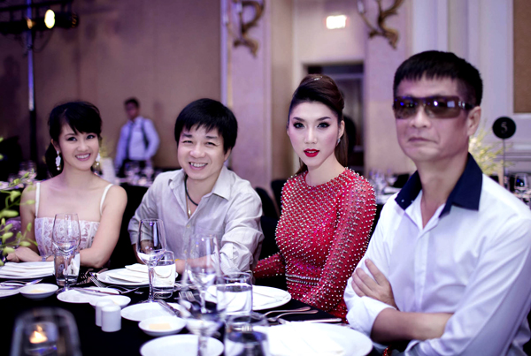  Thể hiện đúng phong cách rất khác lạ của mình, Lê Hoàng đã đeo cặp kính râm to sụ đi ăn tiệc đêm với diva Hồng Nhung, đạo diễn Đoàn Minh Tuấn, siêu mẫu Ngọc Quyên.