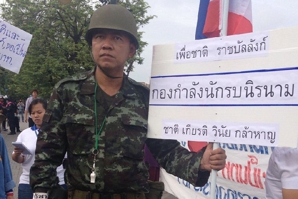 Những người biểu tình cầm khẩu hiệu phản đối bà Yingluck Shinawatra.