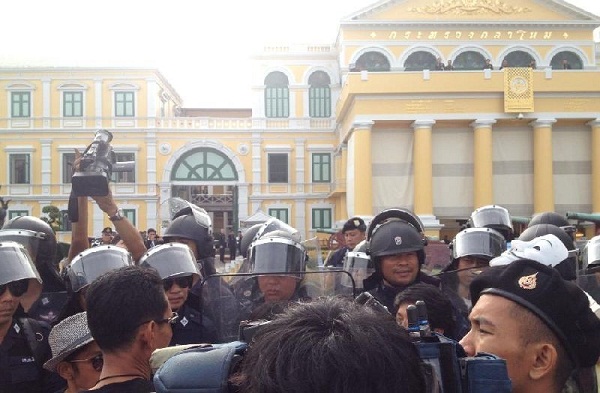 Lực lượng cảnh sát ngăn chặn người biểu tình trước cửa tòa nhà Bộ Quốc phòng Thái Lan.