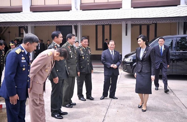 Lãnh đạo lực lượng vũ trang và các quan chức quân sự cao cấp đón tiếp bà Yingluck tại tòa nhà Bộ Quốc phòng.