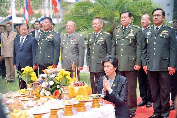 Bà Yingluck trong lễ nhậm chức tại tòa nhà của Bộ. Do những người biểu tình, bà đã phải hủy bỏ kế hoạch tới đền thờ City Pillar.