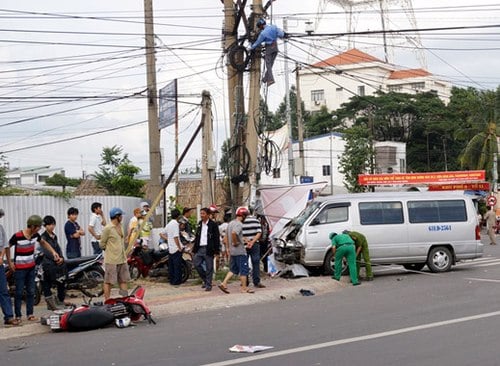 Tai nạn giao thông khiến mất điện trên diện rộng ở Bình Dương