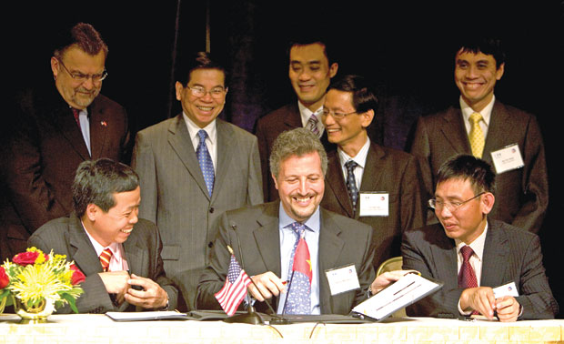 Trong chuyến thăm Mỹ tháng 6.2007, Chủ tịch nước Nguyễn Minh Triết đã chứng kiến lễ ký kết giữa hai tổ chức Việt – Mỹ nhằm giúp giảm nạn đánh cắp bản quyền phần mềm. Ảnh: microsoft.com