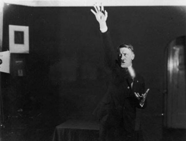 Những bức ảnh này được chụp năm 1925 theo đề nghị của Hitler - tờ Huffington Post cho hay. Trùm phátxít muốn xem tư thế mình diễn thuyết thế nào để có thể hoàn thiện kỹ năng của mình. Tuy nhiên, sau khi xem ảnh, Hitler yêu cầu Hoffman hủy bởi không muốn công chúng nhìn thấy cảnh hậu trường.