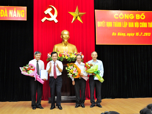 Ông Trần Thanh Vân (bên trái) đảm nhận chức vụ Trưởng Ban Nội chính Thành ủy Đà Nẵng