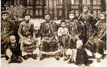 Một nhóm thái giám triều Nguyễn - năm 1918. Ảnh tư liệu của Nhà nghiên cứu Phan Thuận An.
