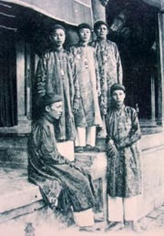 5 thái giám trong cung nhà Nguyễn - năm 1908. Ảnh tư liệu của nhà nghiên cứu Phan Thuận An.