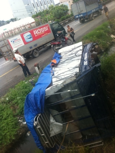 Hiện trường vụ tai nạn tàu hỏa Hà Nội - Hải Phòng đâm đứt xe tải