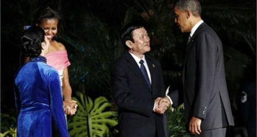 Tổng thống Obama chào đón Chủ tịch nước và phu nhân bên lề APEC 19 tại Hawaii năm 2011