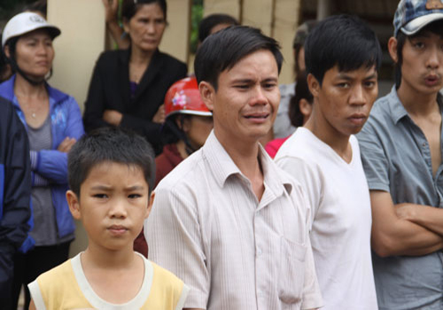 Anh Nguyễn Đình Đạo (thứ hai từ trái sang, 35 tuổi, trú khóm Đông Chính, thị trấn Lao Bảo, H.Hướng Hóa, Quảng Trị) đau đớn vì mất con