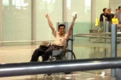 Tân Hoa Xã cho hay người đàn ông trên là Ji Zhongxing, 34 tuổi, sống tại tỉnh Sơn Đông, và đang được chữa trị các vết thương sau khi gây ra vụ nổ