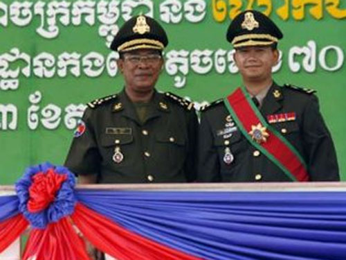 Thủ tướng Hun Sen (trái) và con trai cả Hun Manet