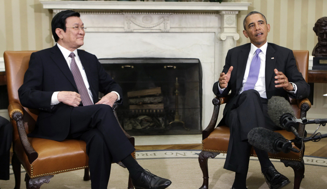 Chủ tịch nước Việt Nam Trương Tấn Sang (trái) đang hội đàm với Tổng thống Hoa Kỳ Barack Obama tại phòng Bầu Dục Nhà Trắng, thủ đô Washington, Mỹ ngày 25/7 - Ảnh: Reuters