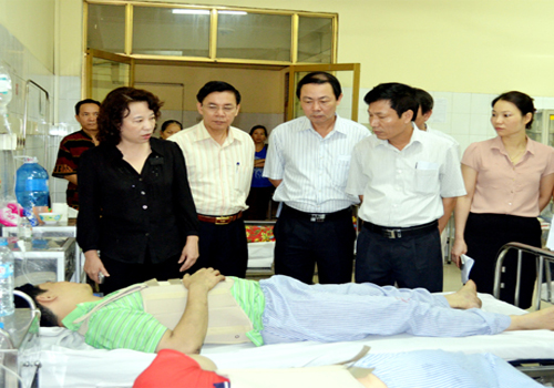 Đồng chí Vũ Thị Thu Thủy, Phó Chủ tịch UBND tỉnh thăm các nạn nhân trong vụ hỏa hoạn.