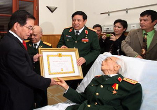 Năm 2010, Đại tướng Võ Nguyên Giáp nhận Huy hiệu 70 năm tuổi Đảng.