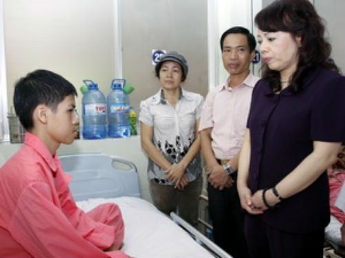 Bộ Trưởng Nguyễn Thị Kim Tiến thăm và động viên con trai chủ tịch Huyện Đảo Trường Sa