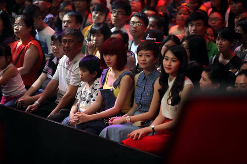 Hoa hậu Thu Thảo cũng xuất hiện xinh đẹp trên hàng ghế khán giả The Voice. Cô tới để cổ vũ cho em mình là thí sinh Nguyễn Cao Khánh.