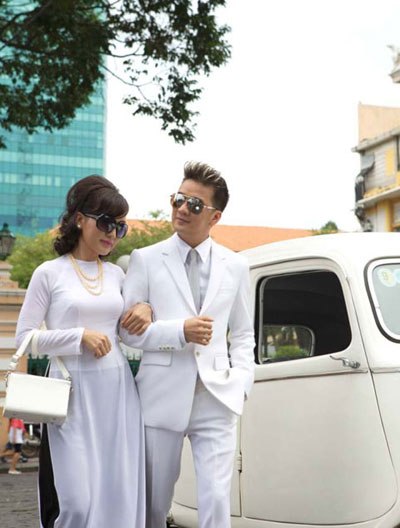 Đàm Vĩnh Hưng chụp ảnh với xe cổ