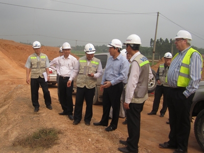 Thứ trưởng GTVT Nguyễn Hồng Trường (thứu 3 từ phải sang) kiểm tra hiện trường dự án cao tốc Hà Nội - Lào Cai. Ảnh: Bảo An.