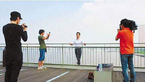 Các phóng viên và cộng sự của KBS quay phim, chụp ảnh khoảnh khắc ông Sung Jae Ki nhảy khỏi cầu. 