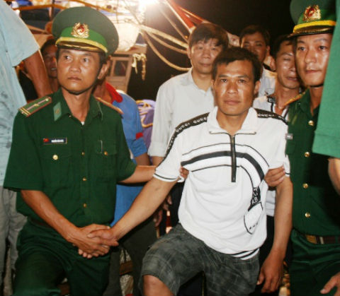 Lực lượng Bộ chỉ huy Bộ đội Biên phòng tỉnh Quảng Bình tiếp nhận ngư dân Trịnh Tổ Ba