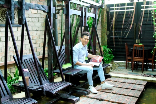  Cách đây không lâu, Ngọc Tình đã thu hút sự quan tâm của nhiều người khi khoe ngôi nhà có nhiều đồ cổ và có hoa ưu đàm (loài hoa tiêu biểu cho Phật giáo 3.000 năm mới nở một lần). Nhưng thực chất, đây là một spa dành cho nam khá nổi tiếng của ông bầu Phúc Nguyễn - quản lý của anh.