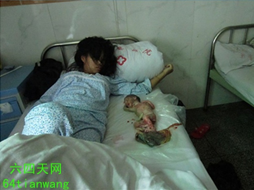 Bức ảnh Feng Jianmei nằm cạnh đứa con đã chết trước khi chào đời của cô gây giận dữ trên mạng. Nguồn: All Girls Allowed 