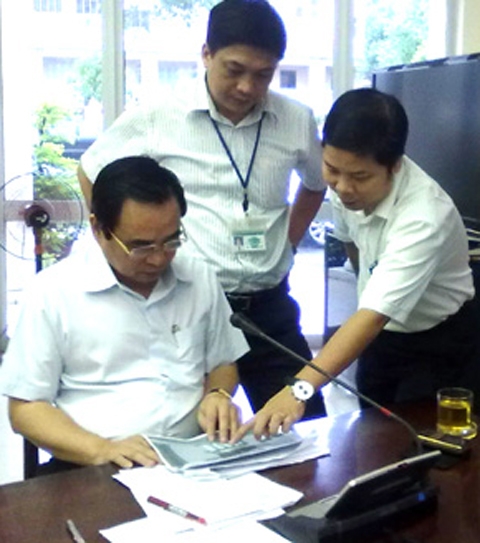 Chủ tịch UBND TP Đà Nẵng Văn Hữu Chiến cùng với đại diện các cơ quan chuyên môn TP thảo luận việc cấp đất xây dựng trụ sở UBND huyện đảo Hoàng Sa