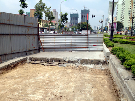 Nhiều tháng nay mặt đường nhựa trên đường Lê Văn Lương được bóc thay bằng mặt đường bê tông