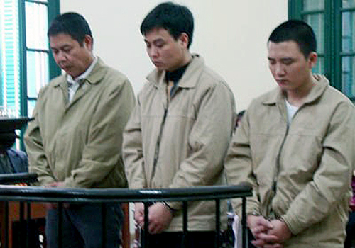 Nguyễn Anh Tuấn (giữa) tại phiên tòa xét xử ngày 20/1/2010.