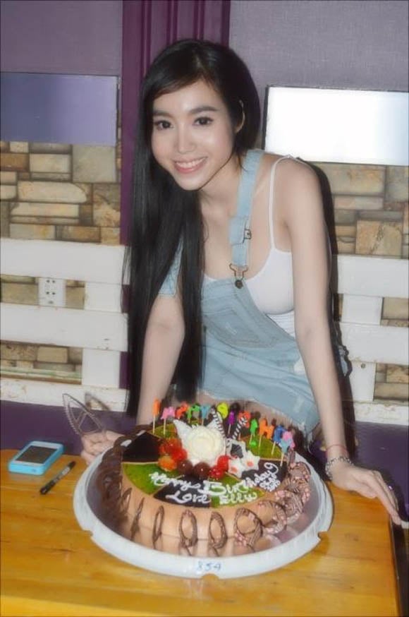   Trong buổi tiệc, Elly Trần mặc một chiếc áo phông màu trắng cổ khoét khá sâu, để lộ ra ngoài vòng 1 căng tròn đầy quyến rũ của mình.