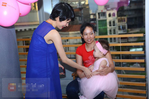 Sau khi chia tay chương trình Việt Nam Next Top Model để chuẩn bị làm mẹ, siêu mẫu Xuân Lan vừa tổ chức tiệc sinh nhật cho con gái nuôi của mình mới một tuổi là bé Thiên An. Được biết, ba ruột của bé Thiên An là giám đốc sản xuất của chương trình Việt Nam Next Top Model và Project Runway.