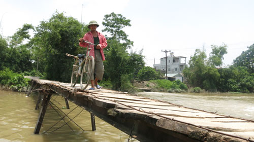 Cầu ván bắc qua sông Nhuệ ở thôn Phương Nhị được xác định là nơi chị Hiếu ngã  và bị nước lũ cuốn đi - Ảnh: 