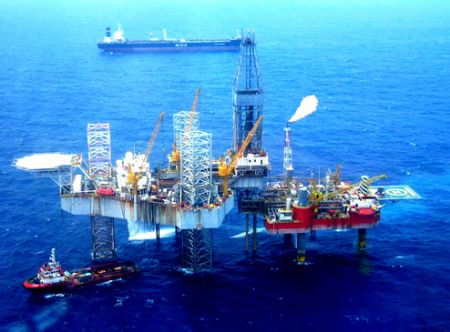 Hoạt động khai thác dầu khí trên biển Đông