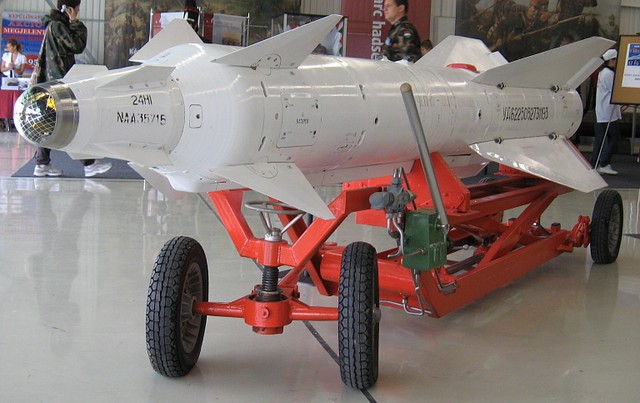 Đầu đạn của Kh-29 là loại nổ lõm được thiết kế chuyên để xuyên phá và theo giới thiệu của nhà sản xuất nó có thể xuyên 1m bê tông nằm sau 3m đất. Sau khi phóng tên lửa leo lên độ cao 5.000m rồi bổ nhào thẳng đứng xuống mục tiêu.