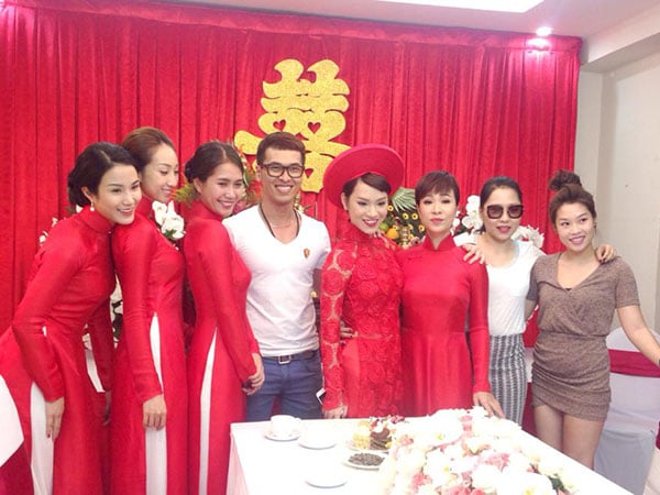 Các ca sĩ Diệp Lâm Anh, Lều Phương Anh, Uyên Linh, stylist Quang Tuyến và một số bạn bè của Trà My cũng có mặt tại buổi lễ.