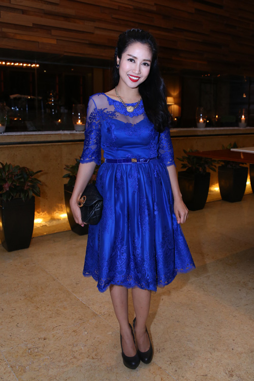 Ốc Thanh Vân mặc váy ren màu xanh gợi cảm.