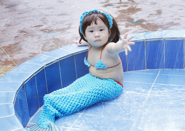 Con gái của Lý Hải và Minh Hà vừa tròn một tuổi. Cô bé được bố mẹ cho sắm vai nàng tiên cá nhí, thực hiện bộ ảnh kỷ niệm bên hồ bơi.