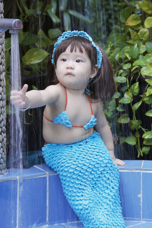 Con gái Lý Hải mặc bộ bikini đặc biệt, ngây thơ tạo dáng bên hồ bơi.