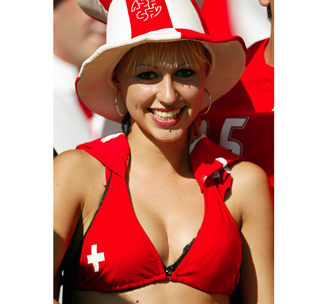 Và những CĐV Thuỵ Sĩ là những ứng cử viên sáng giá nhất cho chiếc cup vô địch về độ nóng bỏng, rực lửa và sexy.