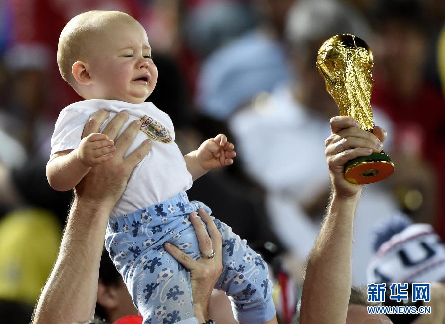 Bé xúc động phát khóc trước Cúp vàng World Cup.