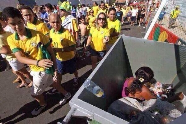 Tấm ảnh trên có tựa đề: "Hai mặt cuộc sống ở Brazil". Dù bức ảnh được chụp từ kì Confederation's Cup 2013 nhưng sau khi được tung lên, nó vẫn khiến nhiều người không khỏi đau xót. Trong khi các CĐV hào hứng đến sân vận động xem bóng đá, người dân Brazil lại phải chật vật để tìm kế sinh nhai sống qua ngày. Được biết, chính phủ Brazil đã bỏ ra hơn 13 tỷ USD (~ 275 nghìn tỷ đồng) cho kỳ World Cup này.