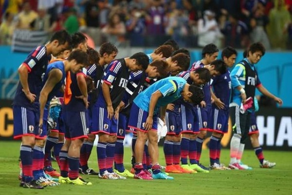 Ảnh toàn bộ đội tuyển Nhật Bản, dù đá chính hay dự bị, đi tới khán đài cúi đầu tạ lỗi khán giả sau khi trận đấu gặp Bờ Biển Ngà kết thúc cũng gây được ấn tượng mạnh với độc giả.